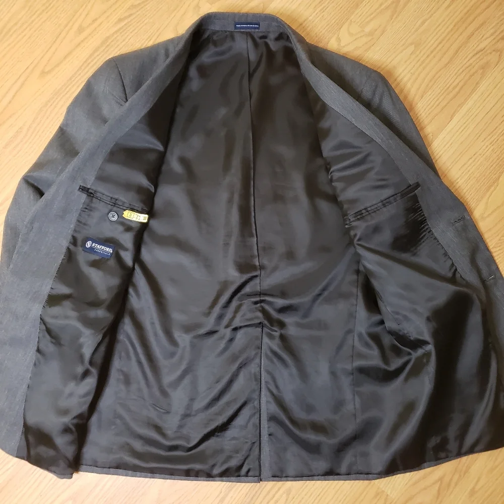 Stafford Men's Gray Suit
